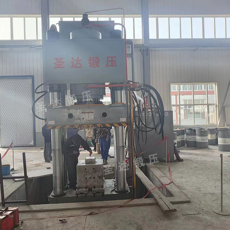 800噸匣缽液壓機客戶現(xiàn)場 800噸匣缽液壓機客戶現(xiàn)場