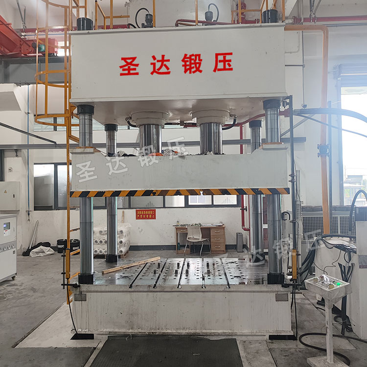 不銹鋼水槽拉伸液壓機(jī)安裝現(xiàn)場 不銹鋼水槽拉伸液壓機(jī)安裝現(xiàn)場