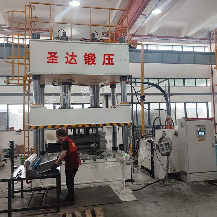 不銹鋼水槽拉伸液壓機(jī)現(xiàn)場 不銹鋼水槽拉伸液壓機(jī)現(xiàn)場